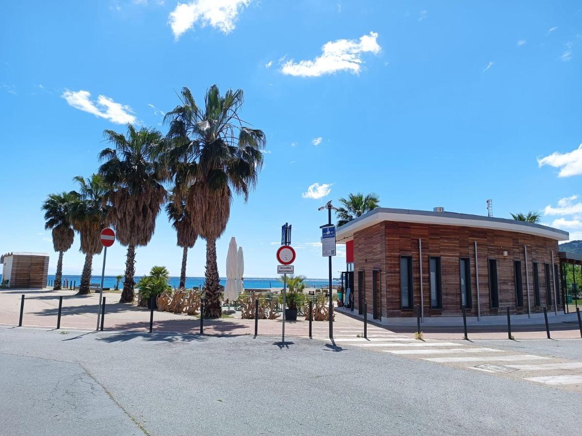 Lamberti Beach Apartment - 150 M From The Sea - Just Renewed - Wifi Savona Kültér fotó
